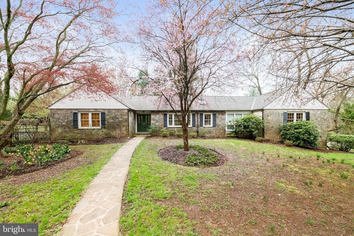 Primary Photo - 465 Boxwood Rd
