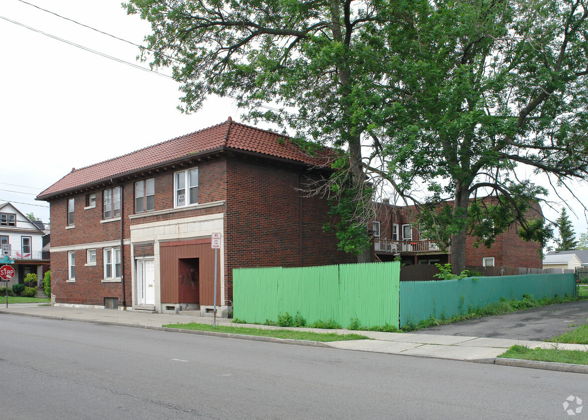 Roesch Apartments - Roesch Apts.