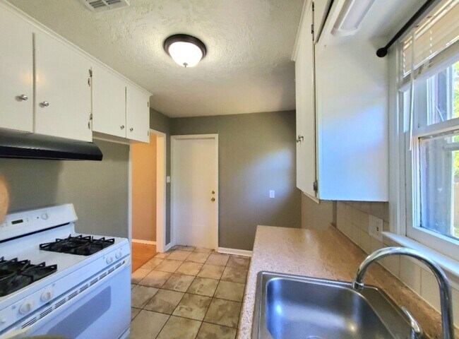 Foto del edificio - 2 Bed 1 Bath 1 Car Garage in the Bill Atki...