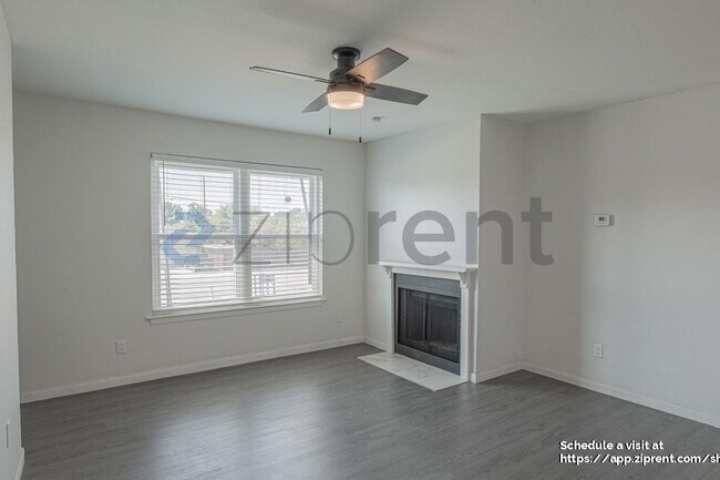 Foto del edificio - 2200 E Trinity Mls Rd