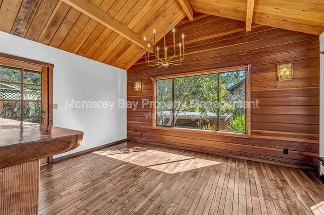 Foto del edificio - 137 E Carmel Valley Rd