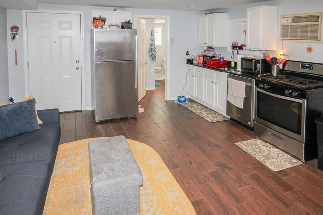 Building Photo - 6669 W Devon Ave