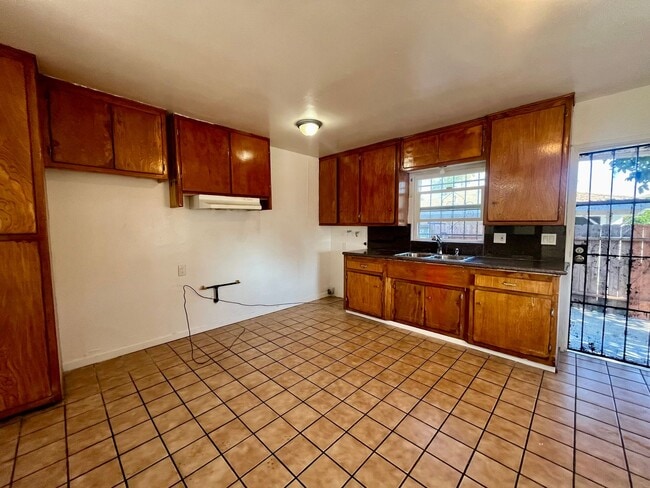 Building Photo - 719-21