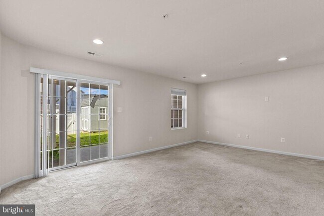 Foto del edificio - 5345 Tweeddale Pl