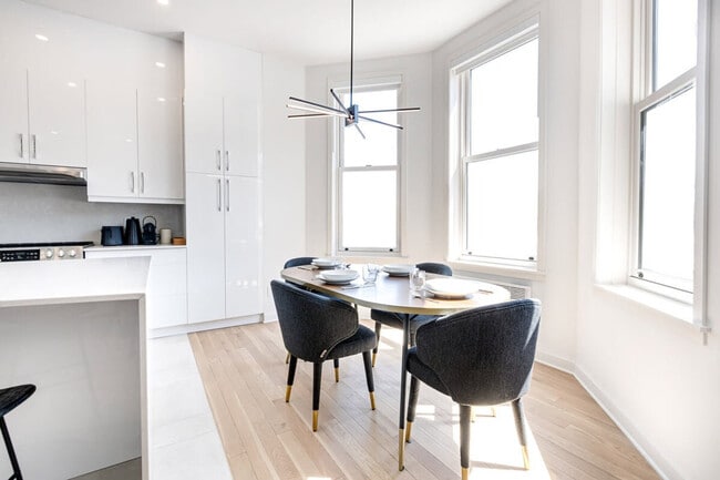 Building Photo - 405 Avenue du Mont-Royal O