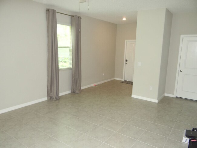 Building Photo - Spacious 2 bed, 2.5 bath, 1 car garage tow...