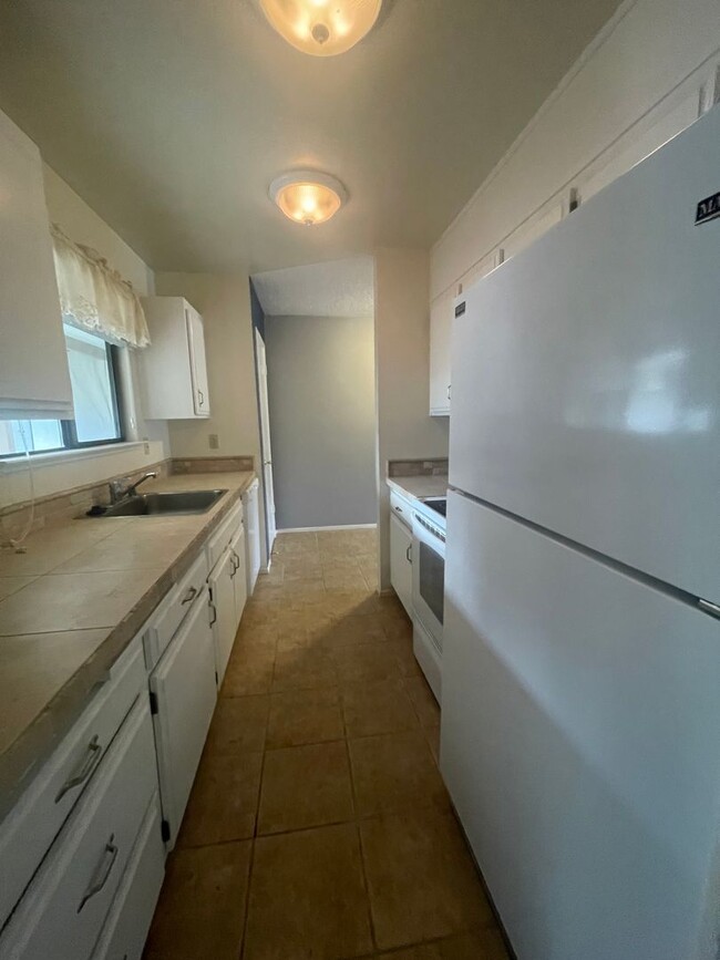 Building Photo - 2 Bedroom Upper Level Condo on Sonoma's Ea...