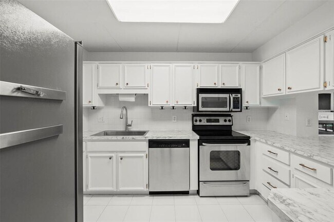Foto del edificio - 1200 Tarpon Woods Blvd