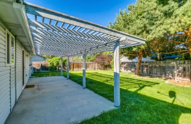 Building Photo - 3 Bedroom 2 Bath Home Close to Micron Available 4/20/26