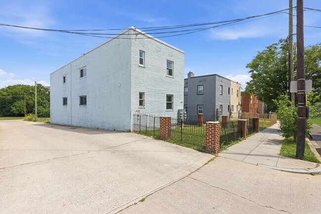 Building Photo - 4230 6th St SE