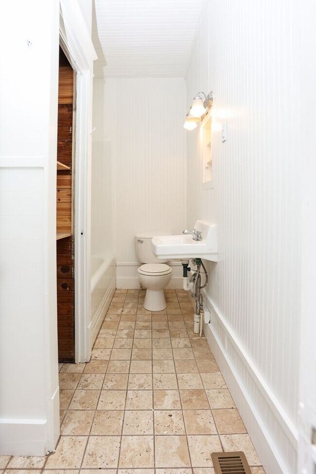 Foto del edificio - AVAILABLE NOW. SELF-SHOWING. 2 BED 1 BATH ...