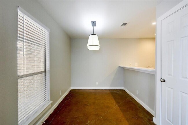 Building Photo - 6204 Okner Ln