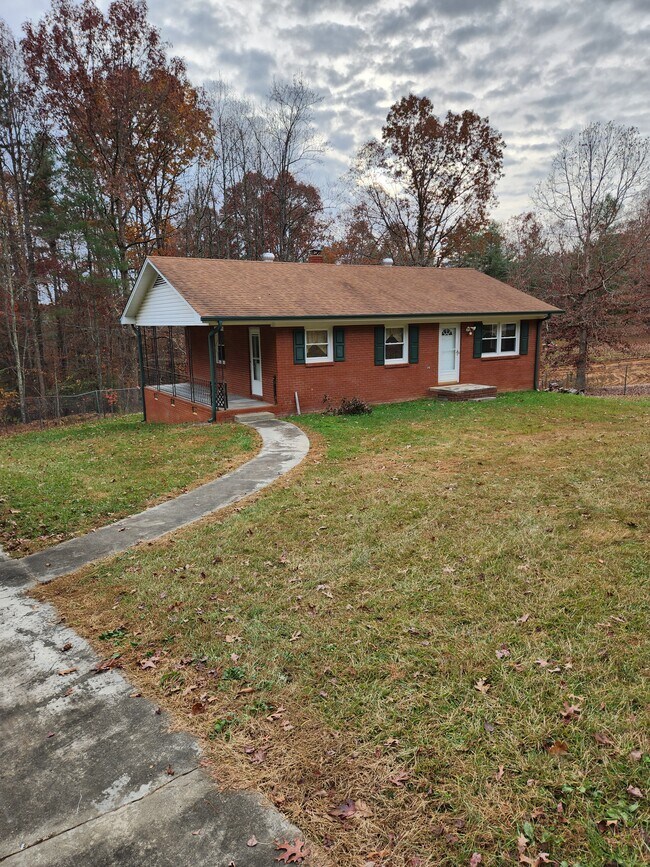 Building Photo - 2885 High Rock Rd