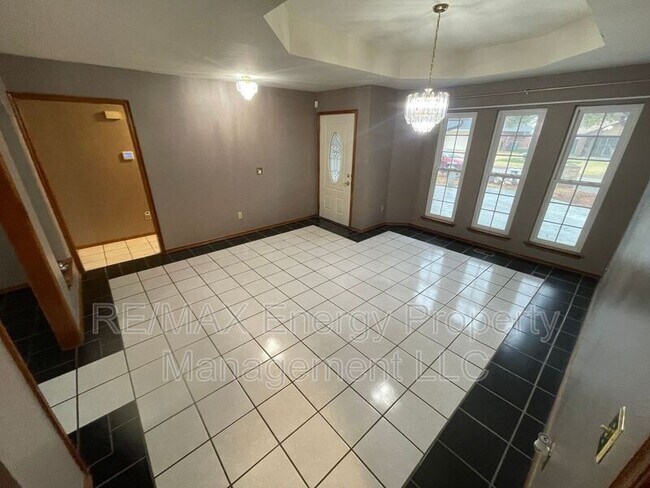 Building Photo - 509 Greenfield Dr