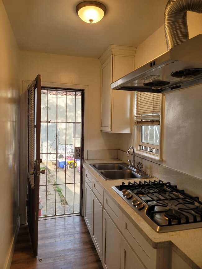 Building Photo - 448 S Woods Ave