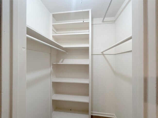 Foto del edificio - 9655 Meadowcroft Dr
