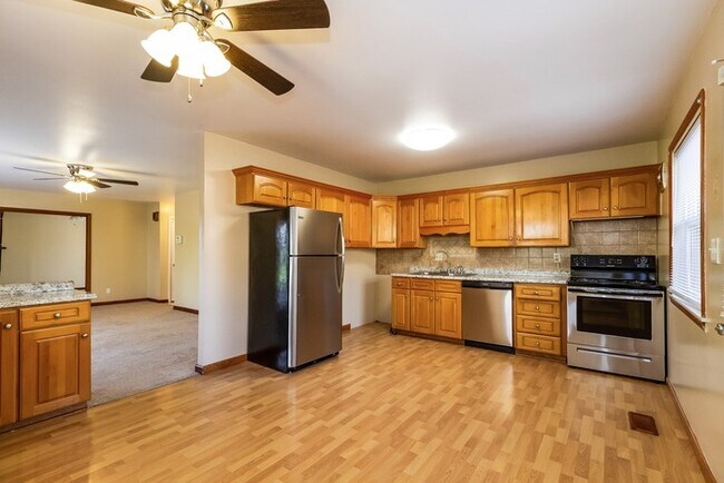 Building Photo - Delightful Home in Hamilton