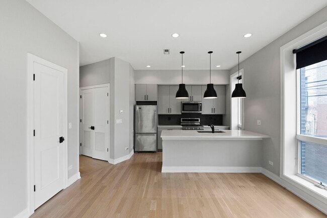 Photo - 1050 W Cornelia Ave Apartment