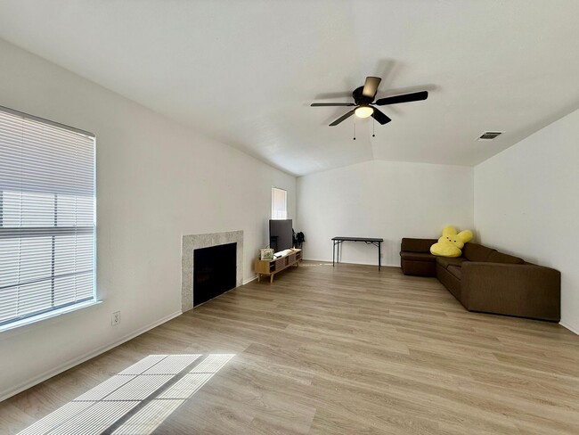 Foto del edificio - Move-In Ready! Stunningly Remodeled 2-Bedr...