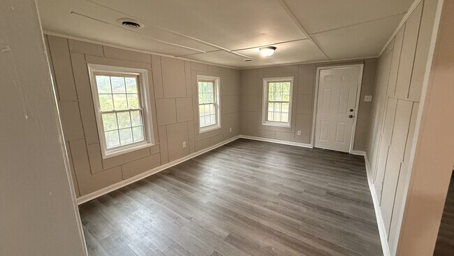 Building Photo - 3119 Clarendon Ave