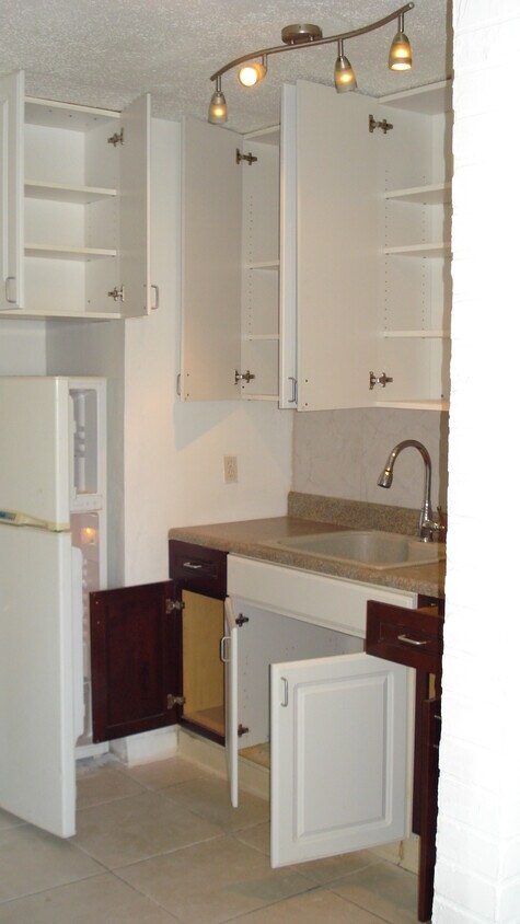 Primary Photo - 1045 N Andrews Ave