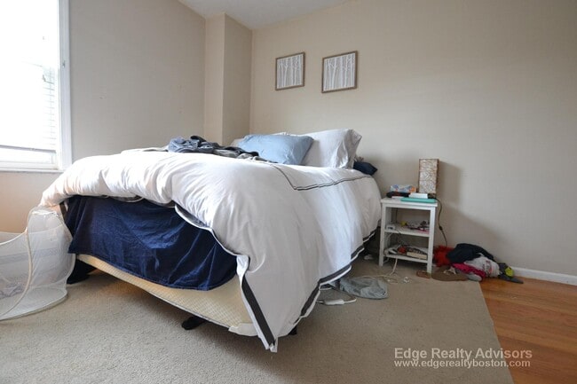 Building Photo - 22 Saybrook St