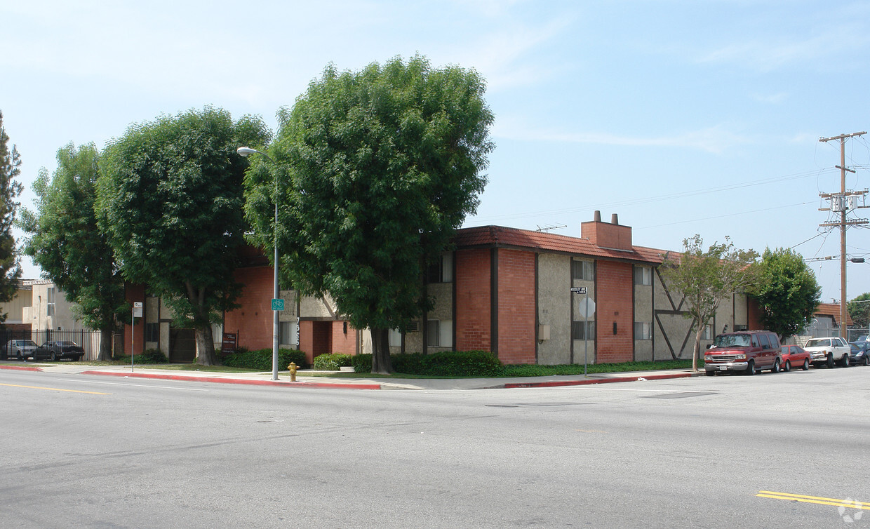 Primary Photo - 7355 Woodley Ave