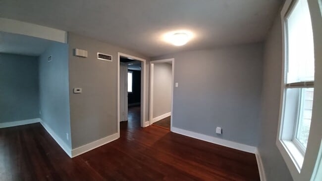 Building Photo - 734