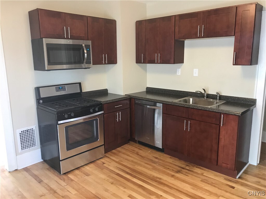 Foto principal - 908 Burrstone Rd