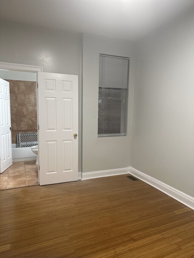 Dormitorio principal con entrada para baño doble - 2448 Lakeview Ave