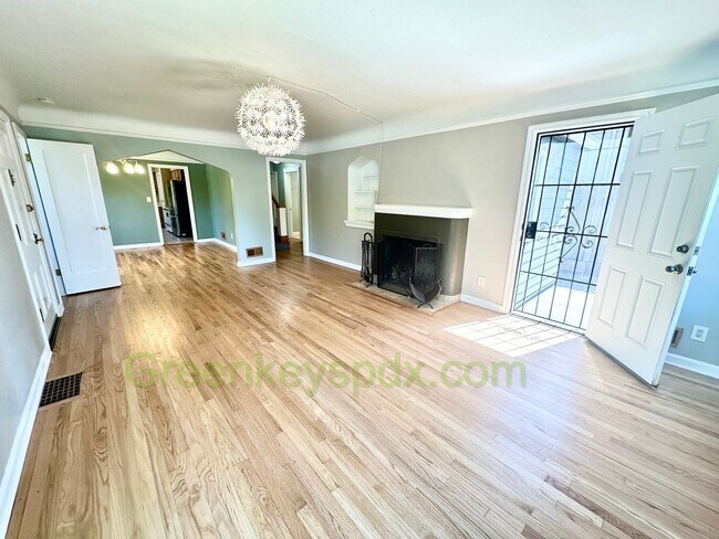 Foto del edificio - Huge 4 Bedroom 2 Bath House across from Rose City Golf Course