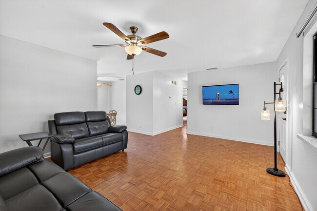 Foto del edificio - 6012 Hickory Dr