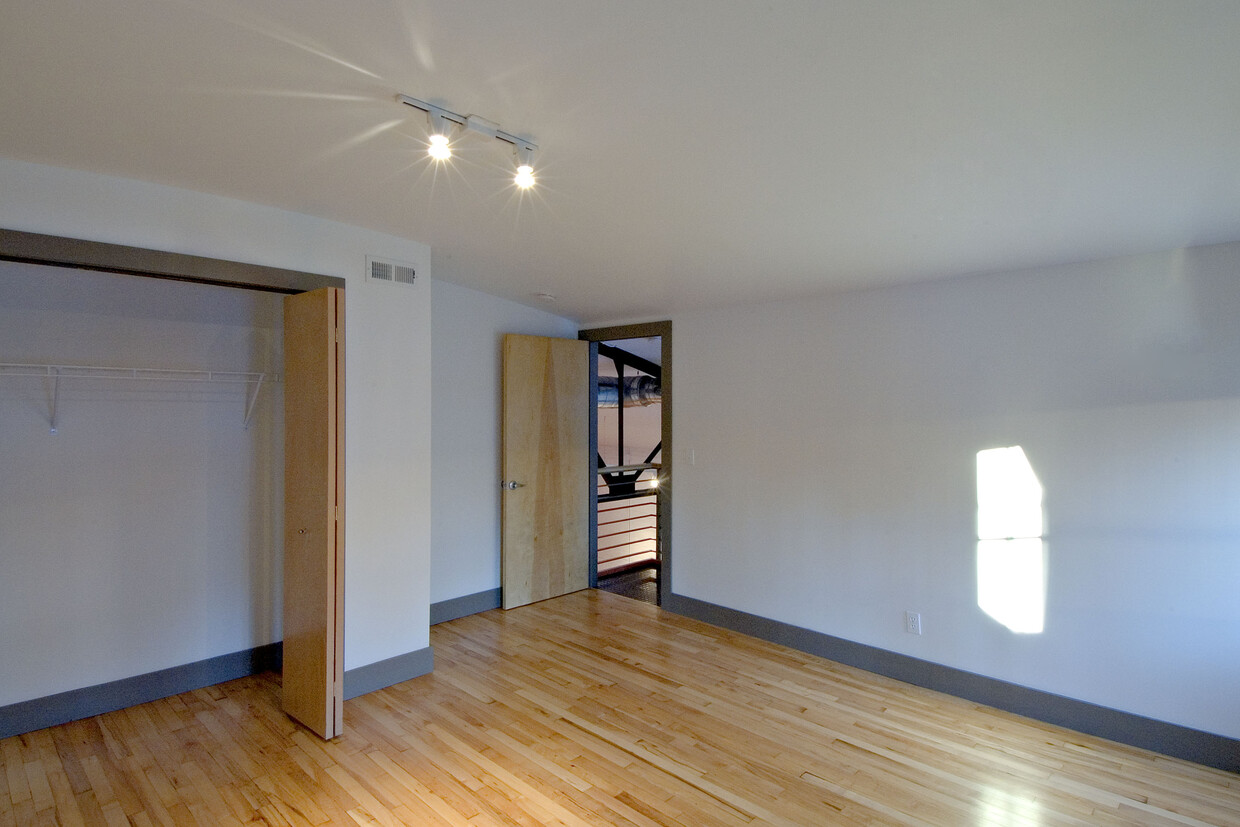 2 bedrooms - 511 W 4th St