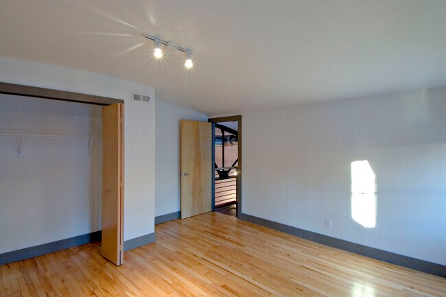 2 bedrooms - 511 W 4th St