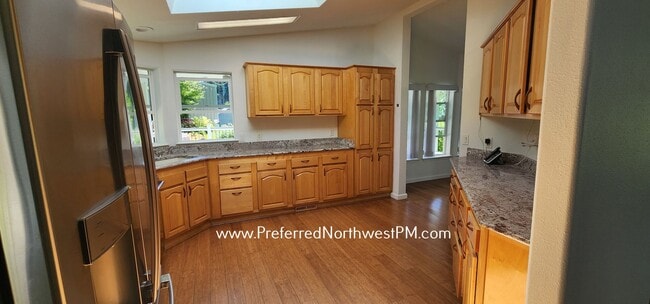 Building Photo - Lovely Home on the McKenzie River!