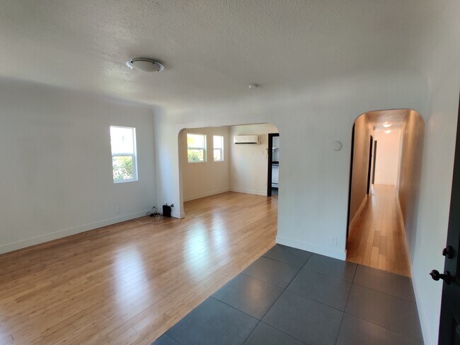 Building Photo - 860 N Fuller Ave