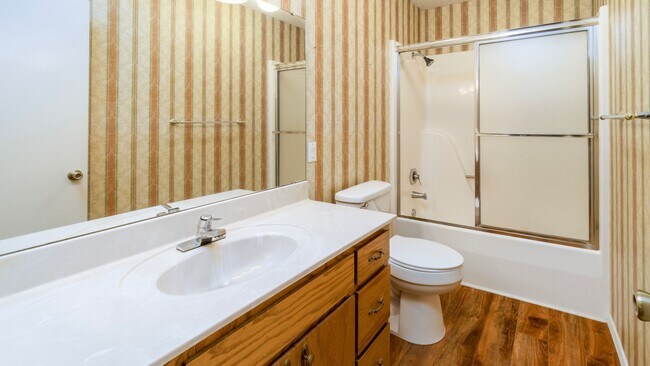 Building Photo - Charming 3 bedroom, 2 bath home with a woo...