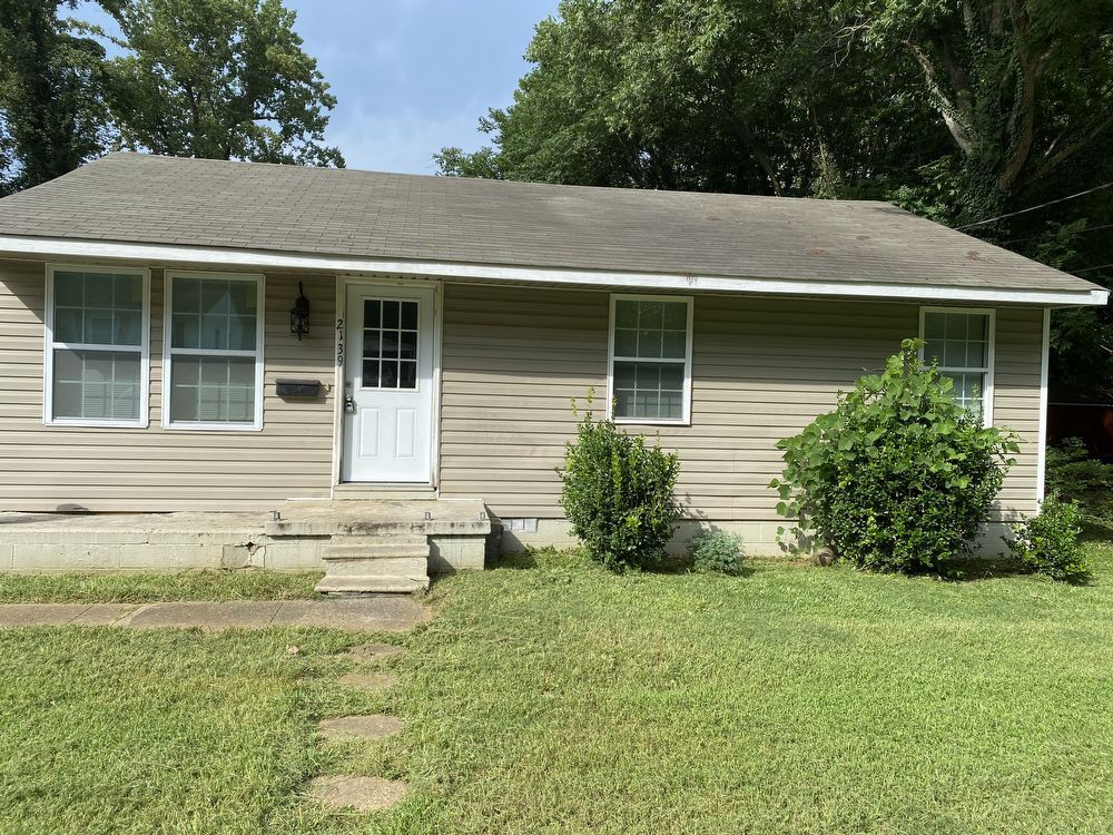 Primary Photo - 3 Bedroom/ 1 Bathroom Available 800 per