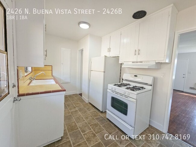 Building Photo - 2426 N Buena Vista St