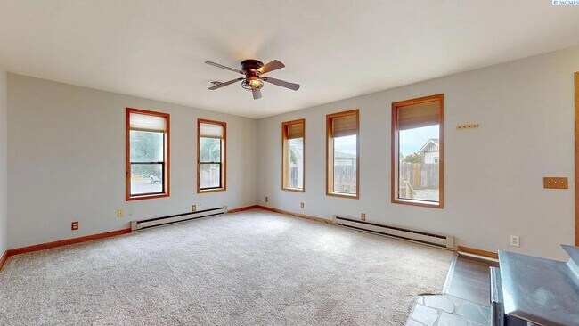 Foto del edificio - 3 bedroom, 3 bath home in Kennewick