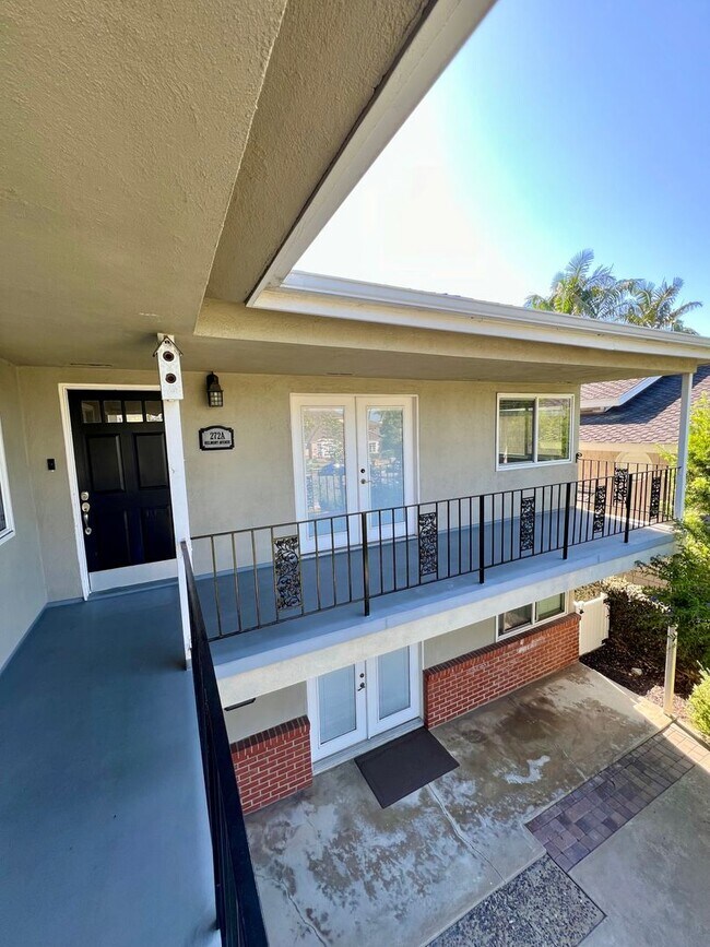 Building Photo - Upgraded Upper Level 3 Bedroom Belmont Hei...