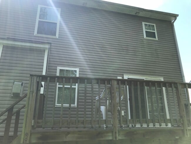 Building Photo - 3 Bdrm/2.5 Bth Home Located Close to I-95