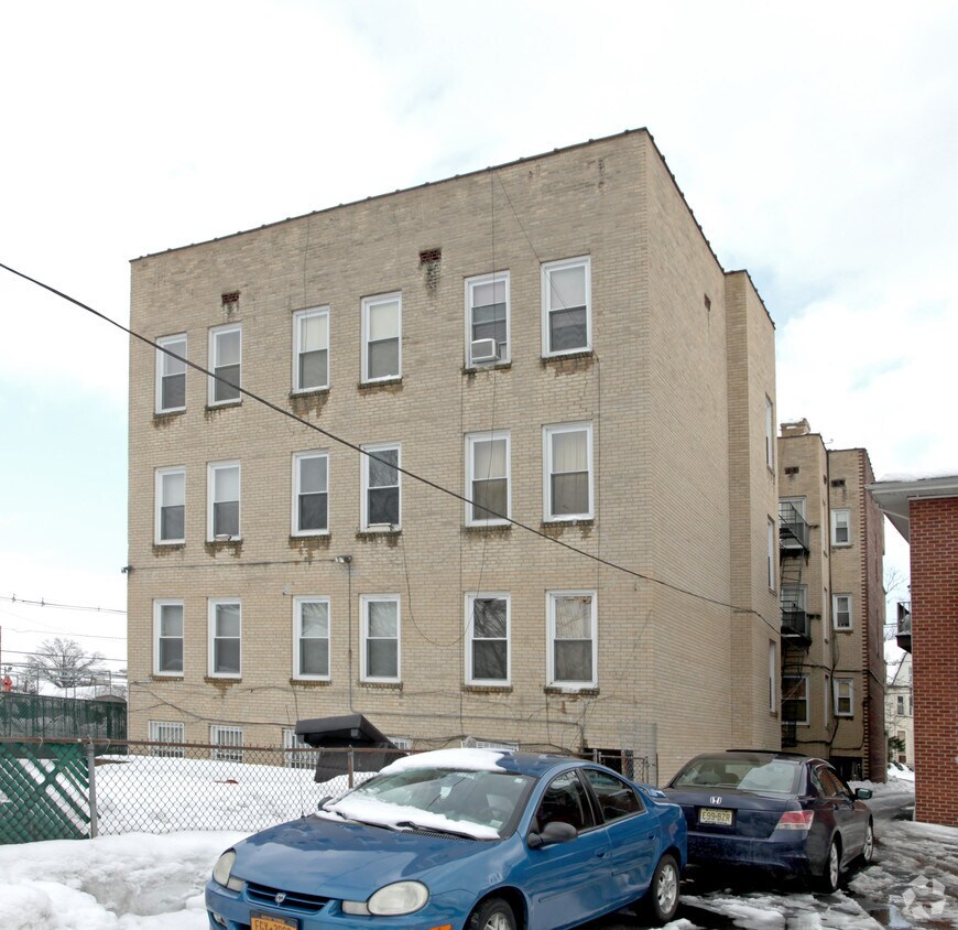 Building Photo - Branbri Bren Towers