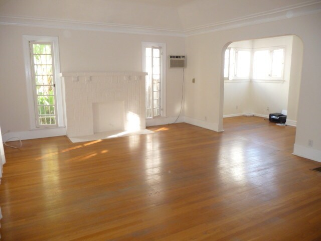 LivingRoom1 - 1028 Havenhurst Dr