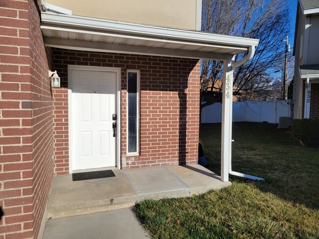 Building Photo - 434 Penney Ave S