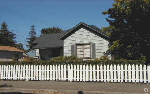 Building Photo - 732 Wright St