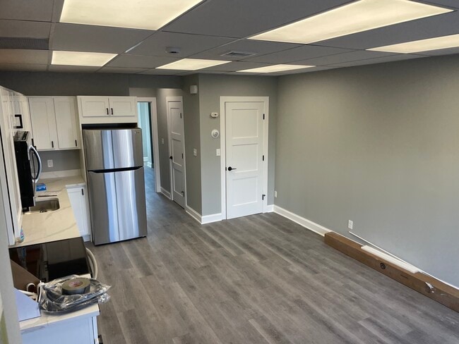 Building Photo - 127 Tunxis Hill Rd