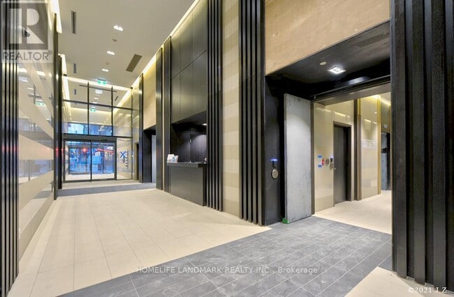 Building Photo - 501 Yonge St