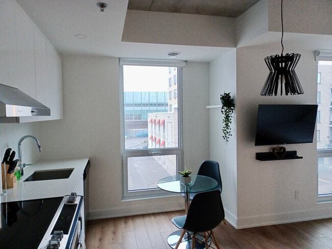 Building Photo - 1659 Rue Saint-Christophe