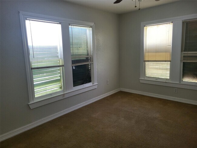 Building Photo - 4921 Alamo Dr